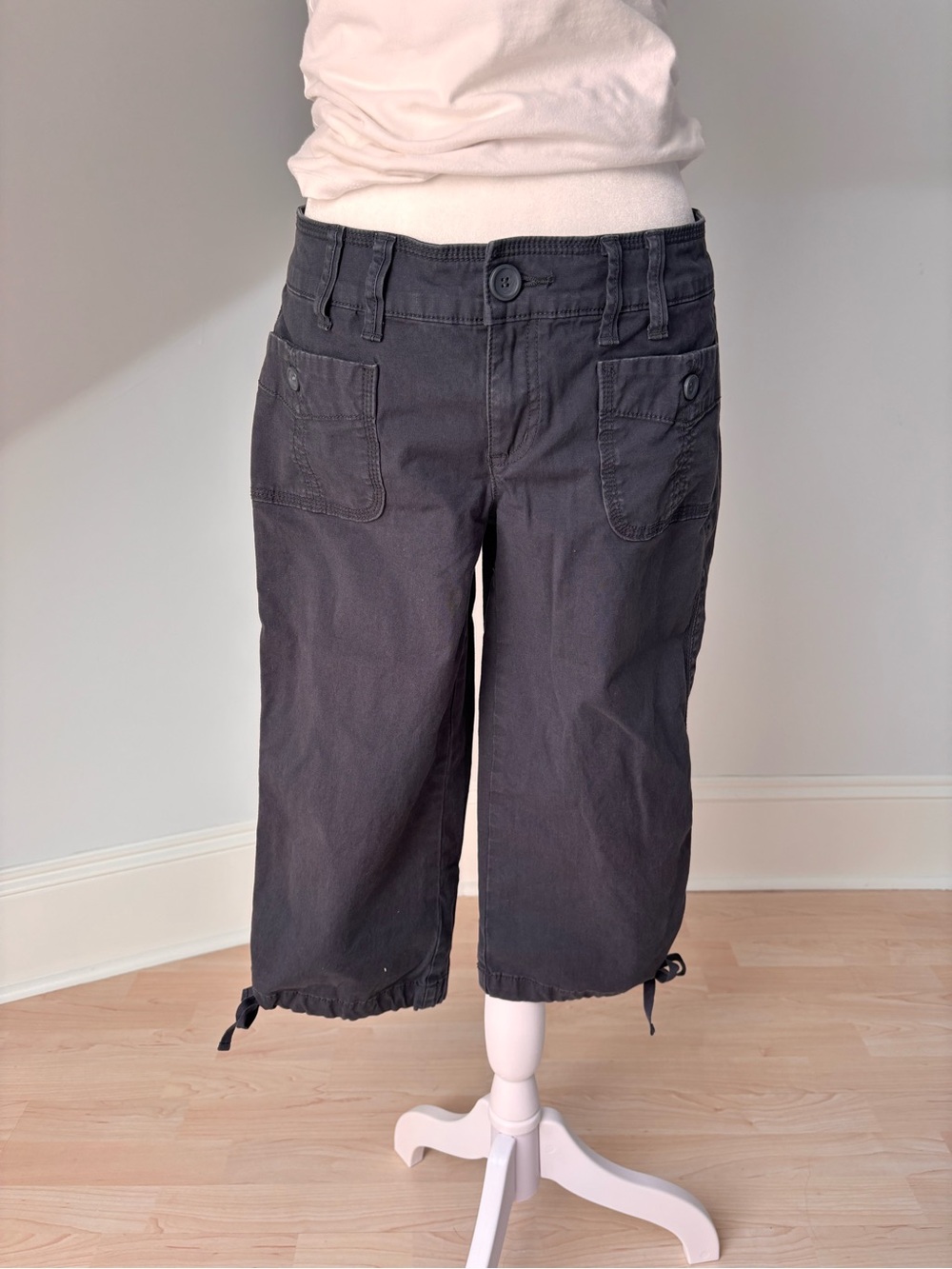 Smart Set Charcoal Cargo Capris 🖤